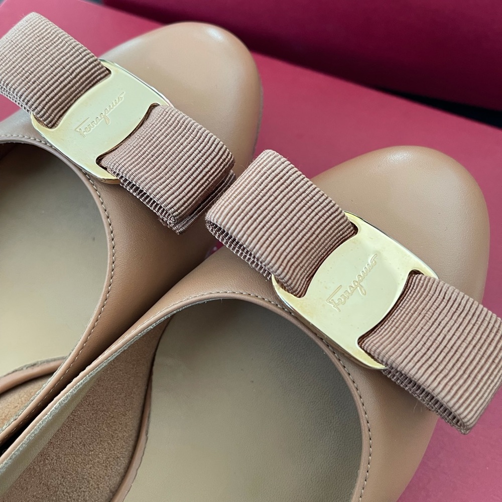 Salvatore Ferragamo beige pumps